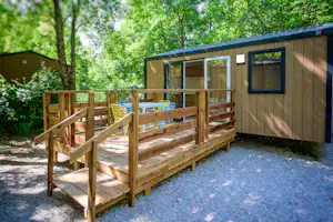 Camping Les Eaux Chaudes - Mobilheim mit Terrasse auf dem Campingplatz