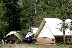 Camping Les Ecolodges Des 3 Lacs - Außenansicht Glamping Zelt mit Pkw Standplatz