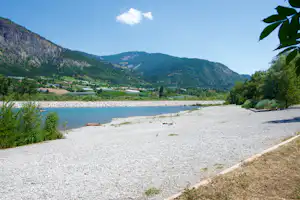 Camping Les Ecolodges Des 3 Lacs - Strandufer am Campingplatz