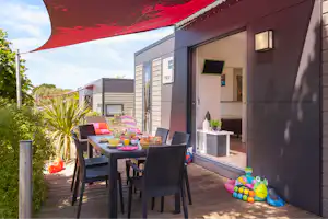 Camping Bretagne Les Embruns - Mobilheim mit Veranda auf dem Campingplatz