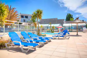 Camping Les Embruns - Campingplatzanlage mit Pool und Liegestühlen in der Sonne