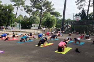 Camping Les Embruns - Fitnesskurs auf dem Sportplatz des Campinggeländes