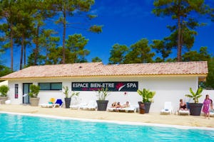 Camping Les Embruns - Swimmingpool und Spa Gebäude des Campingplatzes