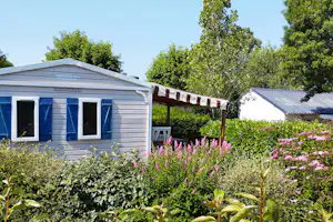 Camping Les Embruns - Mobilheim mit Terrasse auf dem Campingplatz