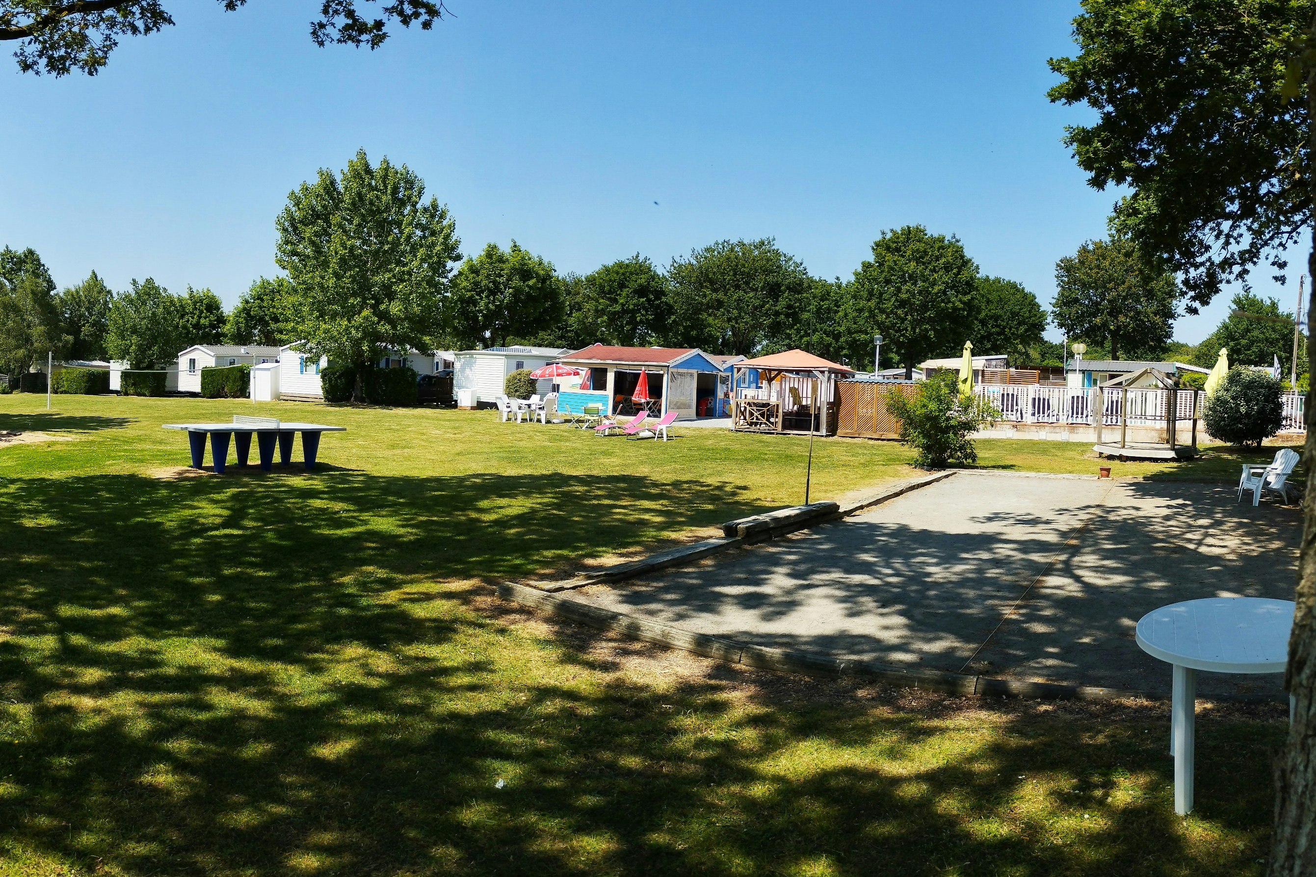 Camping Les Embruns - Pétanque-Feld neben der Standplatzwiese
