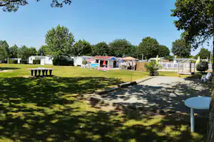 Camping Les Embruns - Pétanque-Feld neben der Standplatzwiese