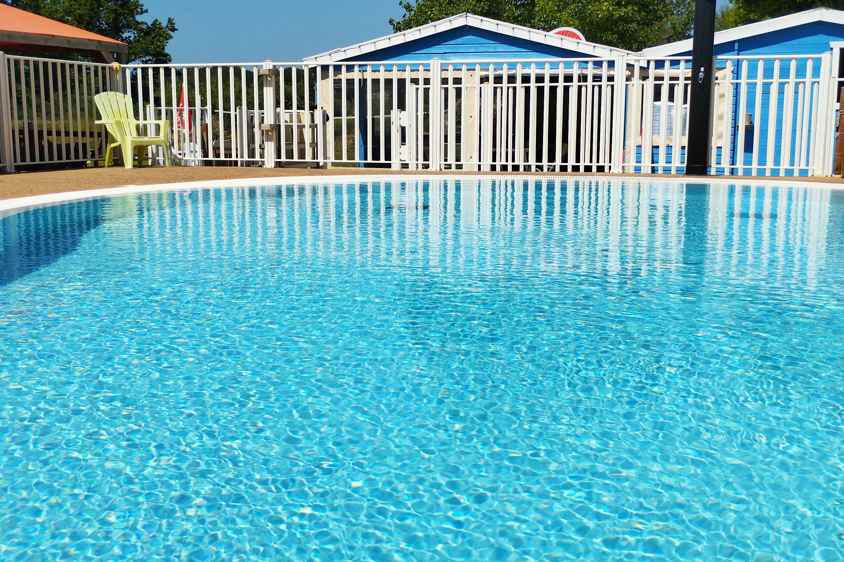 Camping Les Embruns - Pool im Freien auf dem Campingplatz