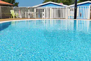 Camping Les Embruns - Pool im Freien auf dem Campingplatz