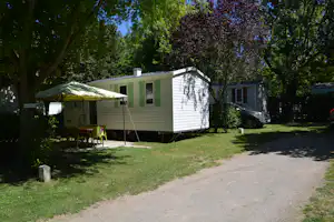 Camping Les Erables - Mobilheime vom Campingplatz unter Bäumen