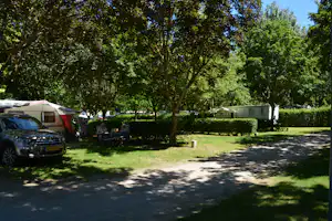 Camping Les Erables - Wohnwagen- und Zeltstellplatz vom Campingplatz im Schatten von Bäumen