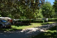 Camping Les Erables  -  Wohnwagen- und Zeltstellplatz vom Campingplatz im Schatten von Bäumen