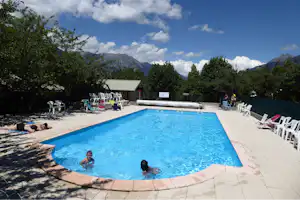 Camping Les Esparons - Poolbereich mit Sonnenliegen