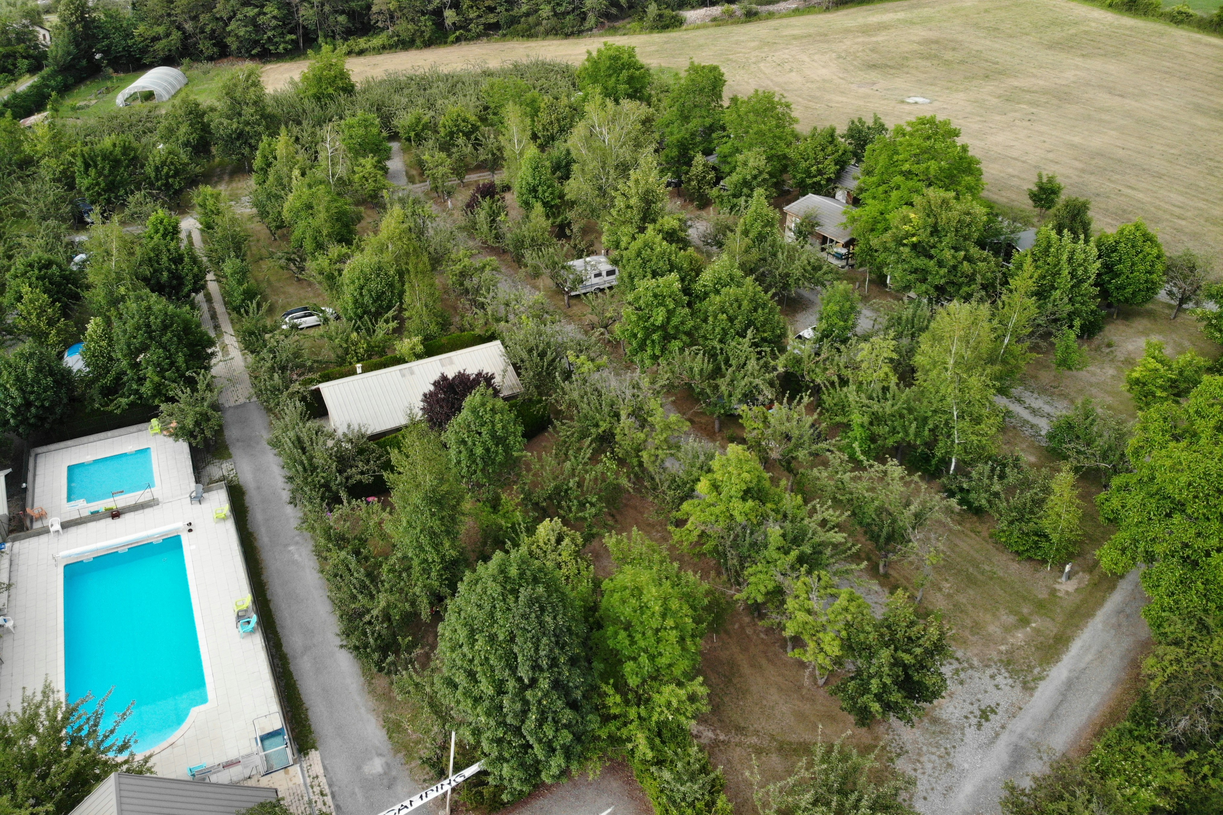 Camping Les Esparons - Vogelperspektive auf den Campingplatz mit Blick auf den Swimmingpool