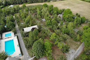 Camping Les Esparons - Vogelperspektive auf den Campingplatz mit Blick auf den Swimmingpool