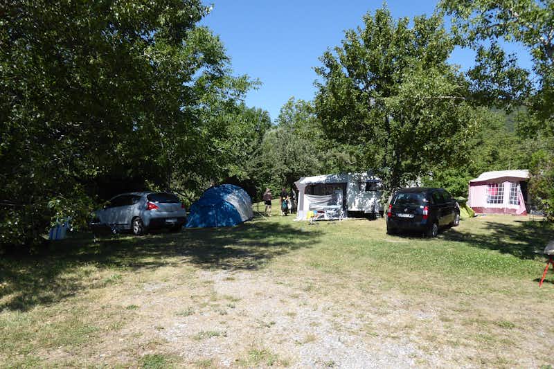 Camping Les Esparons - Zelte und Wohnwagen auf dem Stellplatz