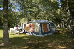Camping Les Étangs de Taysse - Stellplatz im Halbschatten auf der Wiese
