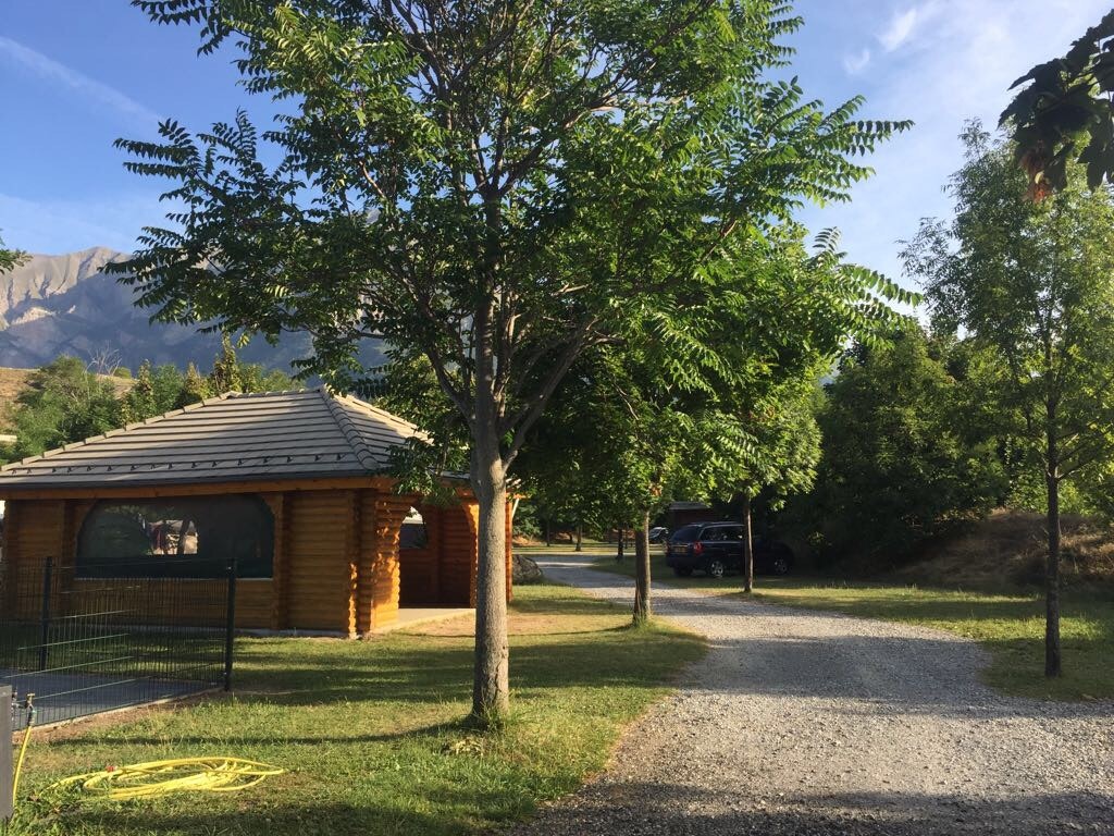 Camping Les Eygas - Standplätze zwischen den Bäumen auf dem Campingplatz