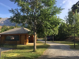 Camping Les Eygas - Standplätze zwischen den Bäumen auf dem Campingplatz