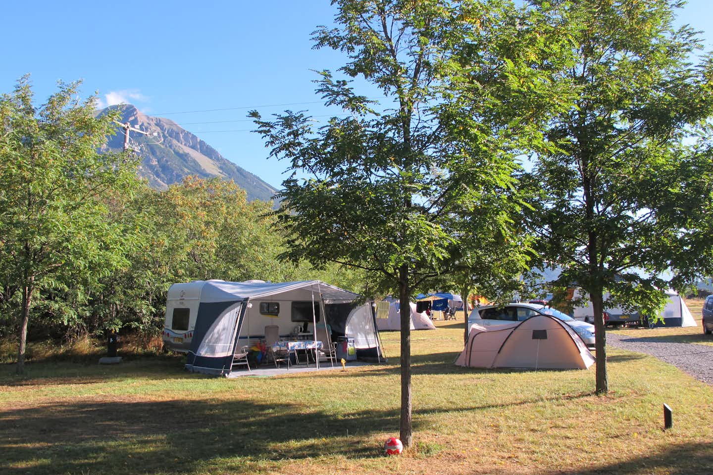Camping Les Eygas - Wohnwagen- und Zeltstellplatz im Grünen mit den Alpen im Hintergrund