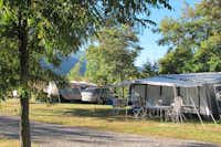 Camping Les Eygas - Wohnwagen auf Stellplatz mit Sitzgelegenheiten davor
