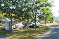 Camping Les Eygas - Wohnwagen auf Stellplatz zwischen Bäumen