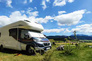 Camping Les Eymes - Blick auf einen Standplatz auf dem Campingplatz