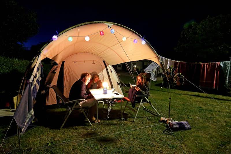 Camping Les Falaises - Gäste auf dem Zeltplatz in der Nacht auf dem Campingplatz