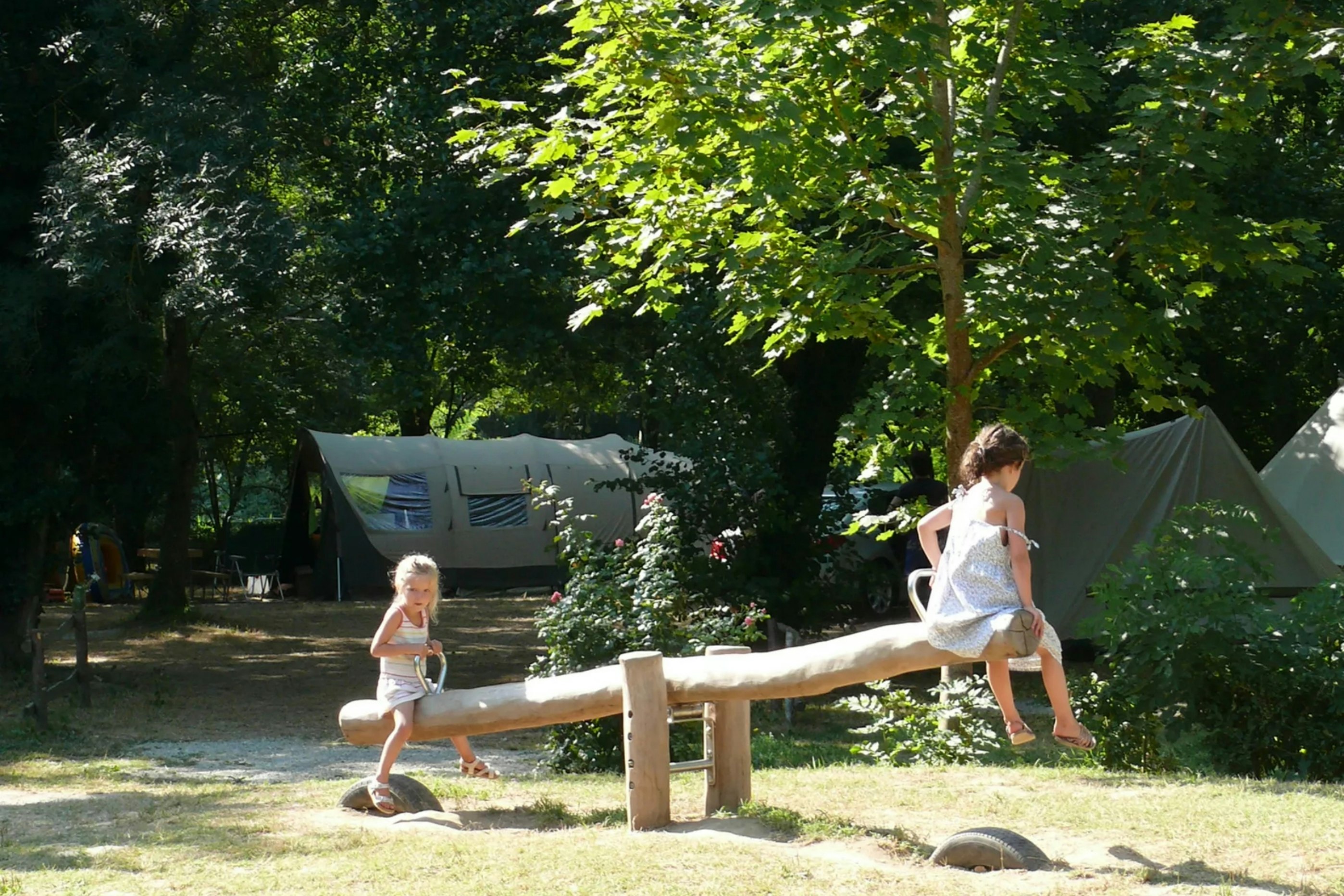 Camping Les Falquets - Schaukel auf dem Campingplatz