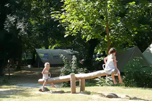 Camping Les Falquets - Schaukel auf dem Campingplatz