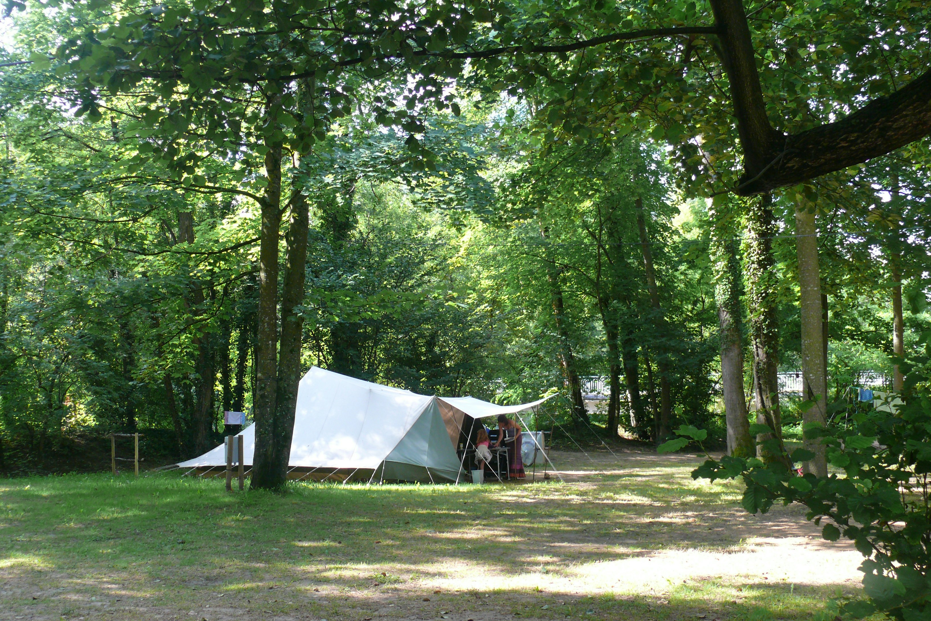 Camping Les Falquets - Zelt Standplatz unter Bäumen auf dem Campingplatz