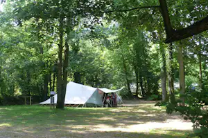Camping Les Falquets - Zelt Standplatz unter Bäumen auf dem Campingplatz