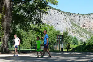 Camping Les Fauvettes - Grünes Gelände vom Campingplatz mit Blick auf die Berge