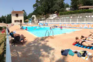 Camping Les Fauvettes - Poolbereich mit Liegestühlen auf dem Campingplatz