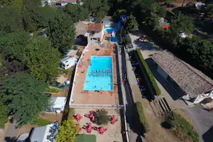 Camping Les Fauvettes - Wohnwagenstellplätze und Poolbereich vom Campingplatz mit Wasserrutsche Luftaufnahme