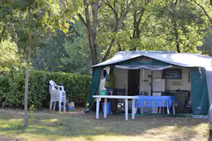 Camping Les Fauvettes - Zelt auf dem Zeltplatz zwischen den Bäumen auf dem Campingplatz