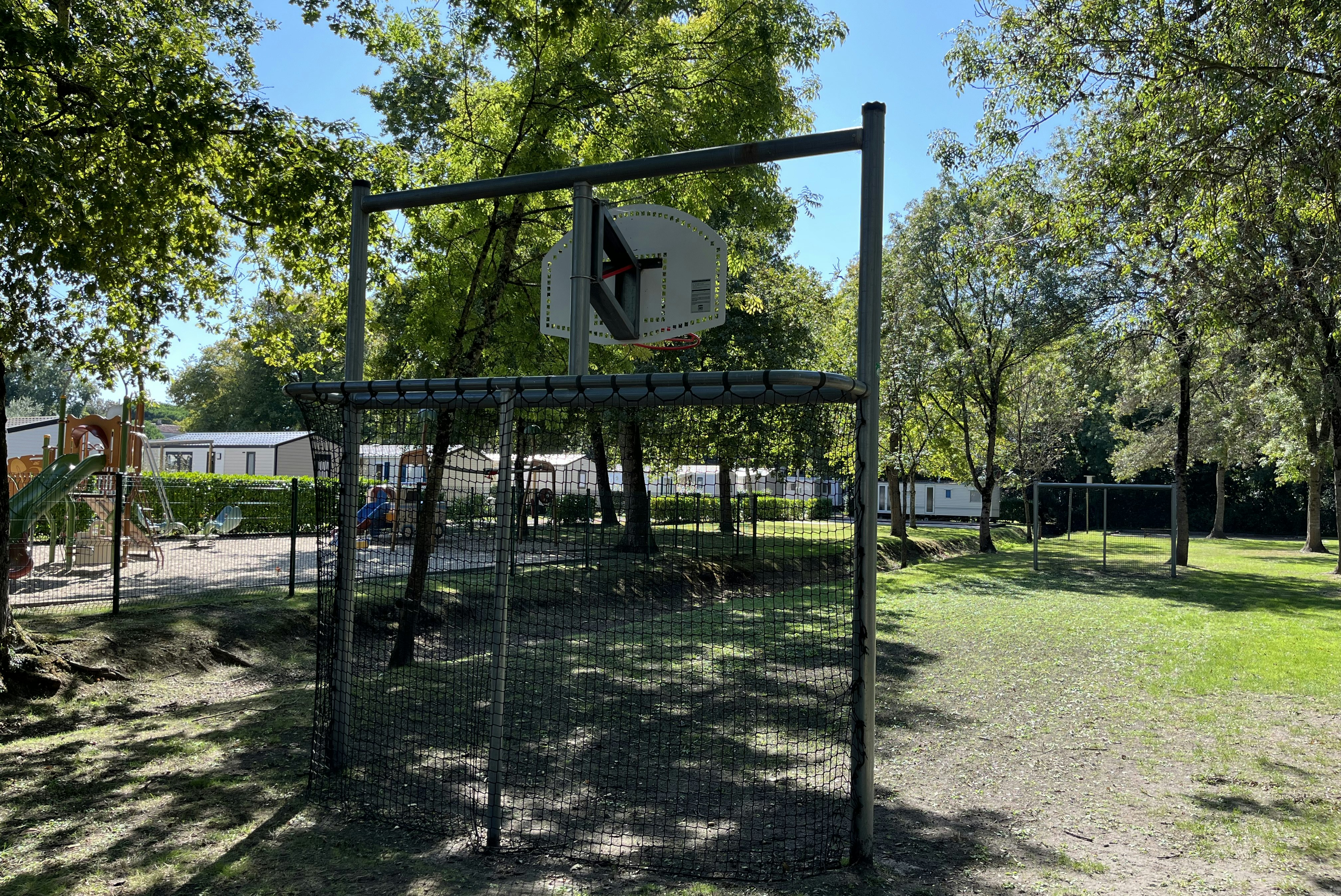 Camping les Floralies - Sportplatz und Kinderspielplatz auf dem Campingplatz