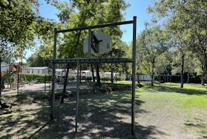 Camping les Floralies - Sportplatz und Kinderspielplatz auf dem Campingplatz