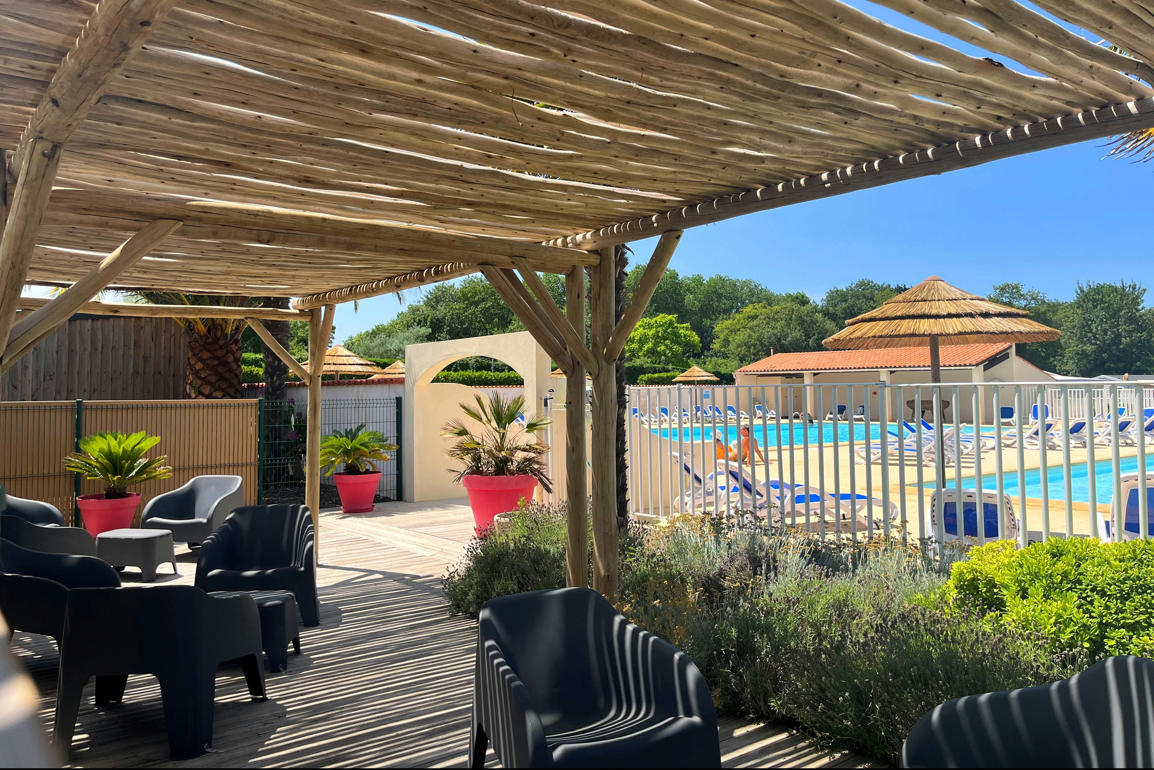 Camping les Floralies - Terrasse am Pool des Campingplatzes
