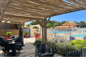 Camping les Floralies - Terrasse am Pool des Campingplatzes