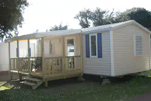 Camping Les Flots No 4 - Mobilheim mit Terrasse auf dem Campingplatz