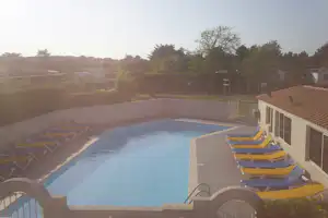 Camping Les Flots No 4 - Pool und Liegestühle