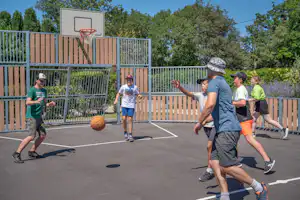 Camping les Fontaines - Ciela Village Camping Les Fontaines - Gäste beim Basketballspielen auf dem Mehrzwecksportplatz