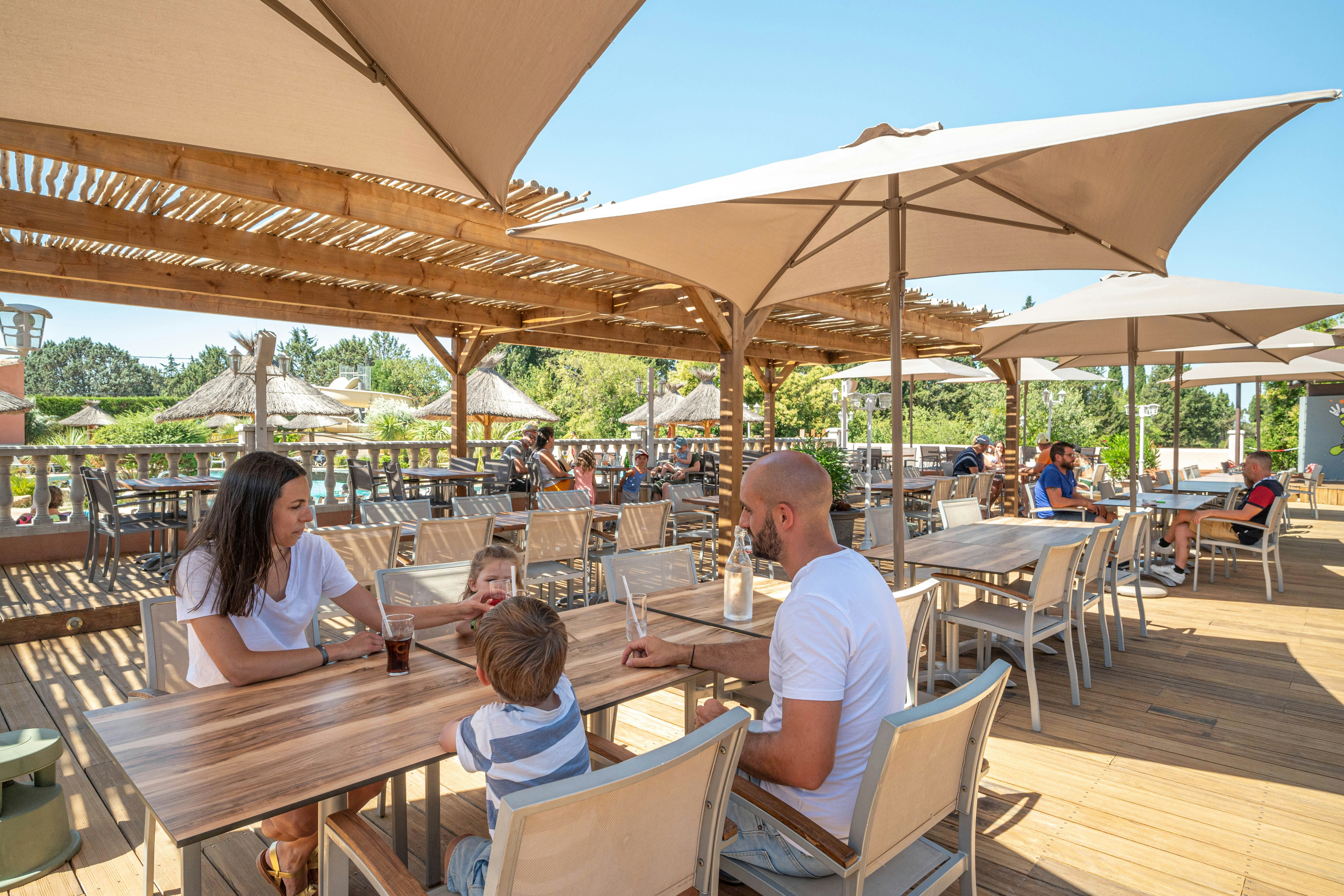 Camping les Fontaines - Ciela Village  Camping Les Fontaines - Terrasse des Restaurants auf dem Campingplatz