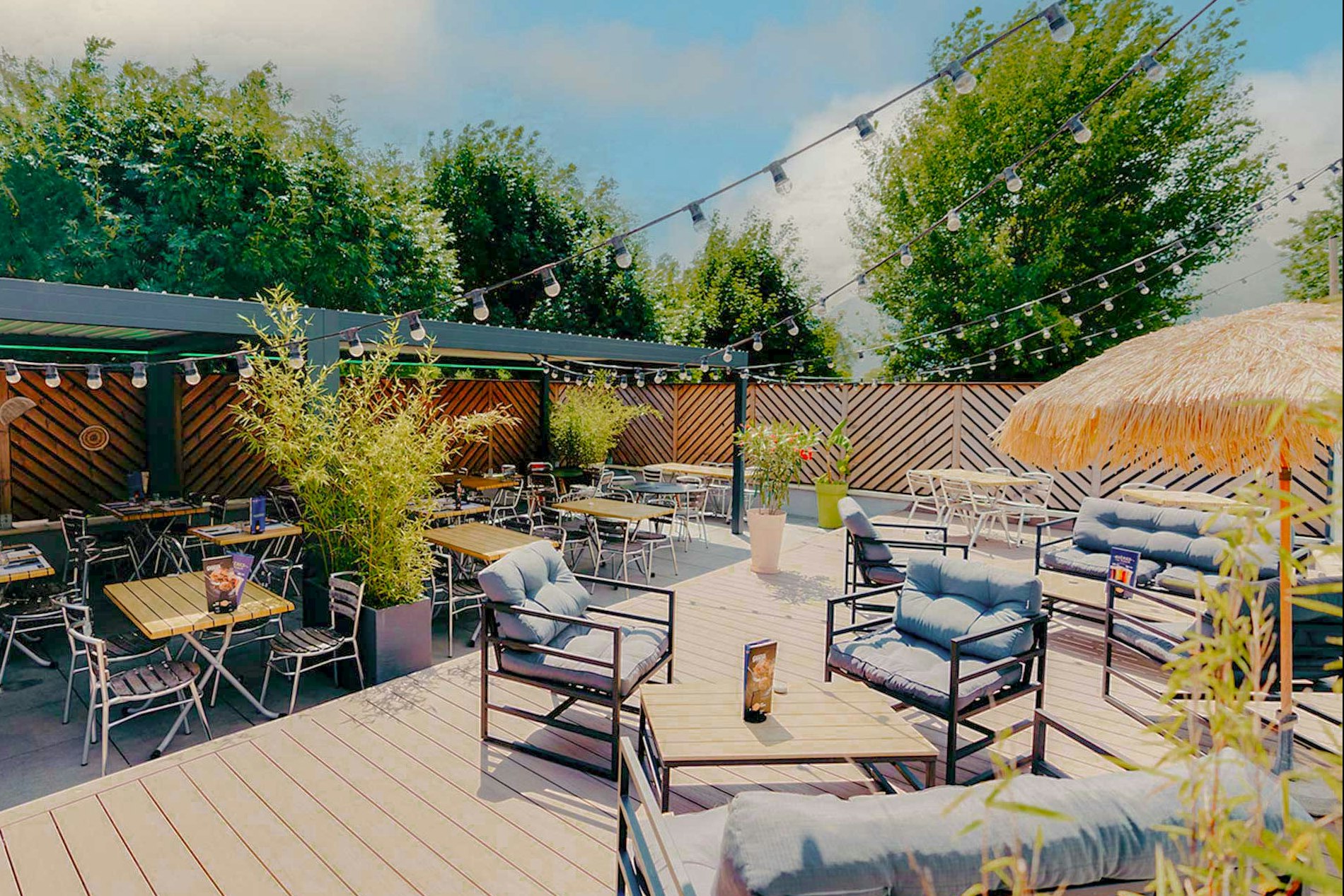 Camping Les Fontaines - Außenansicht Restaurantterrasse