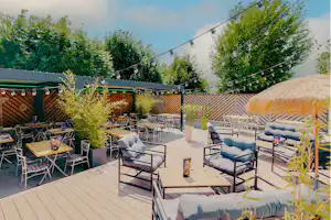 Camping Les Fontaines - Außenansicht Restaurantterrasse