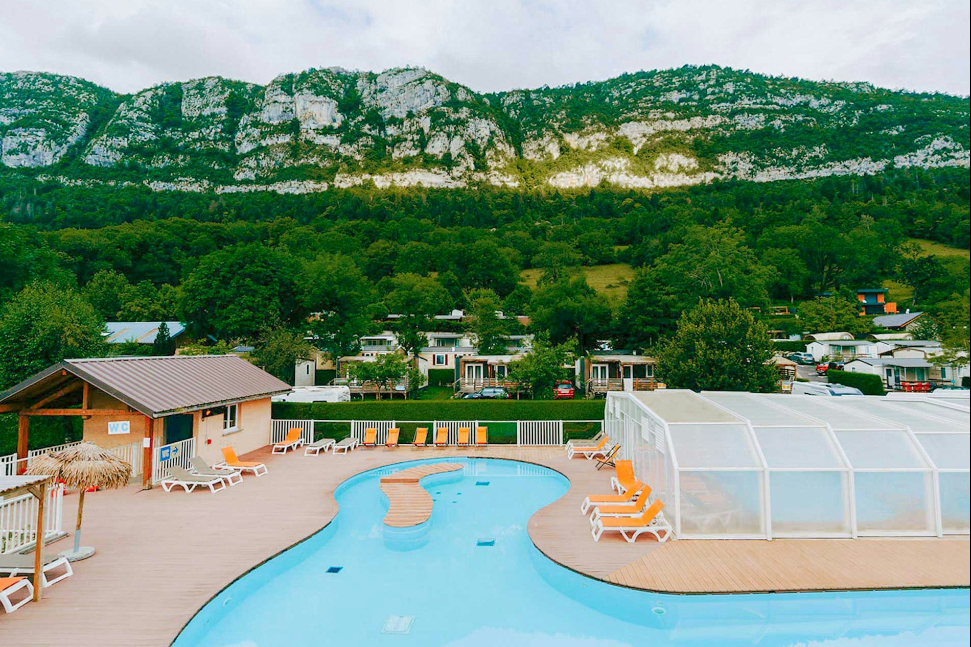 Camping Les Fontaines - Poolbereich auf dem Campingplatz