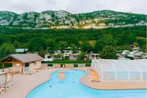 Camping Les Fontaines - Poolbereich auf dem Campingplatz