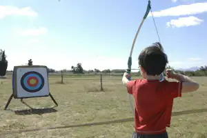 Camping Les Fontaines - Bogenschießen Aktivität auf dem Campingplatz