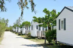 Camping Les Fontaines - Mobilheime mit Veranda auf dem Campingplatz