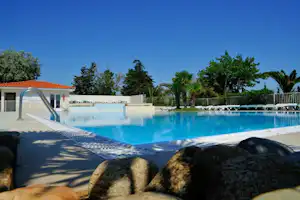 Camping Les Fontaines - Pool mit Liegestühlen und Sonnenschirmen auf dem Campingplatz